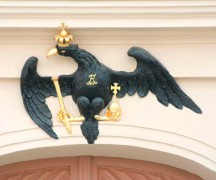 Die Krone schmueckt das Wappentier ..